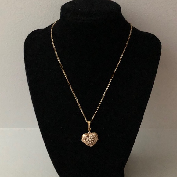 Elegant Gold Heart Locket Necklace - Picture 5 of 8